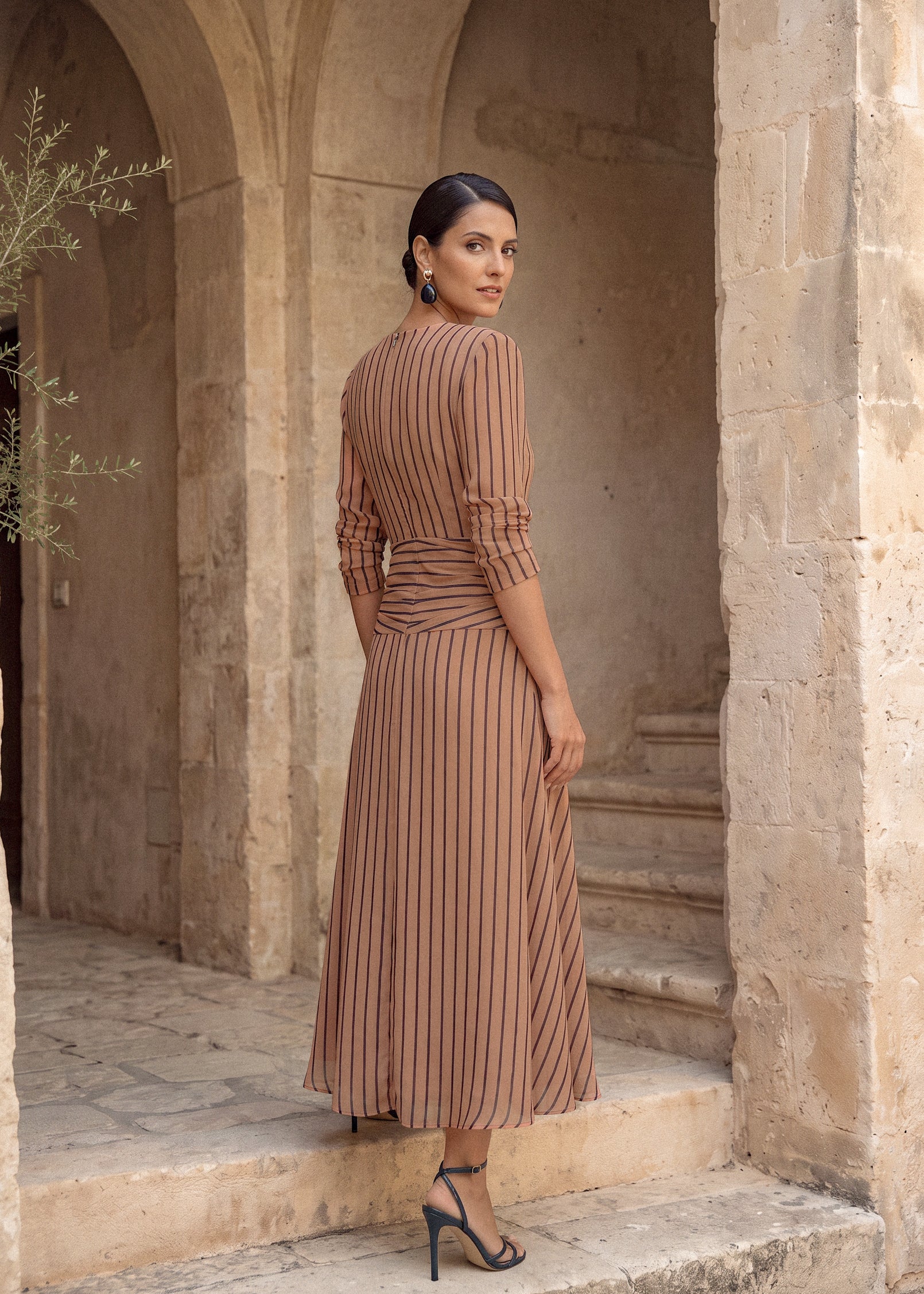 Yamila beige - Vestidos de invitada para bodas y eventos | Cho Atelier